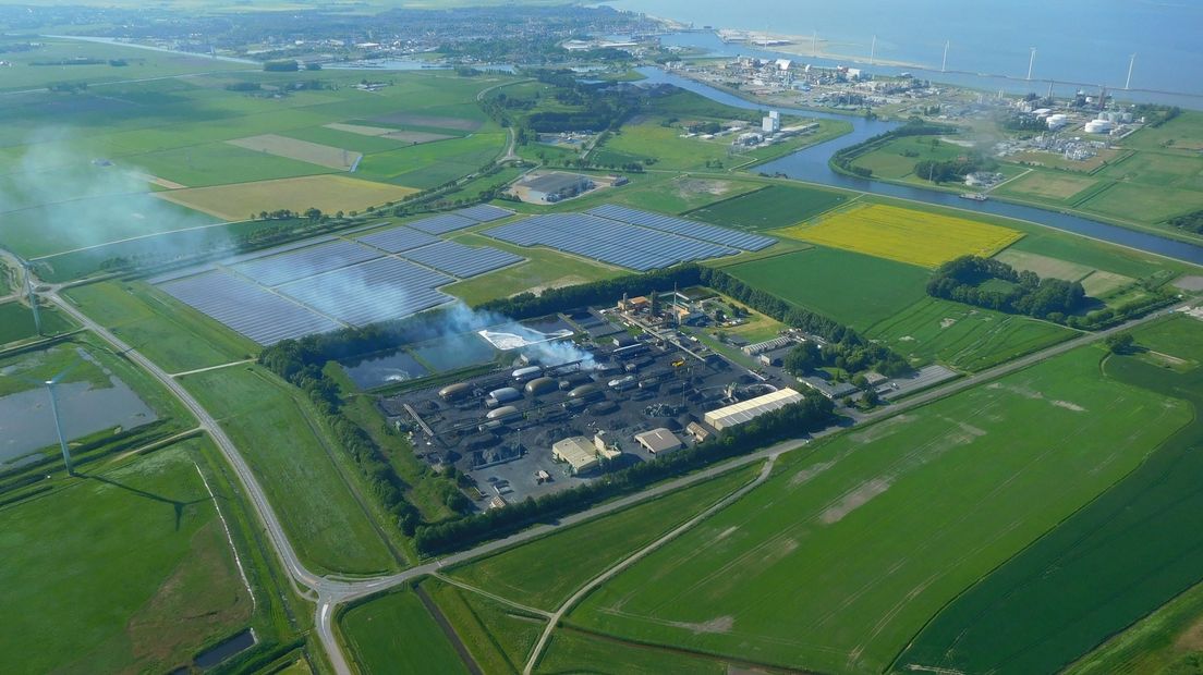 Lucas Wams van de Klankbordgroep Milieu Borgsweer maakt zich zorgen over de rookpluimen.