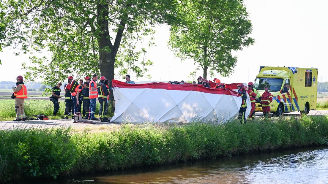 Brandweer op de plaats van het ongeval met zichtschermen