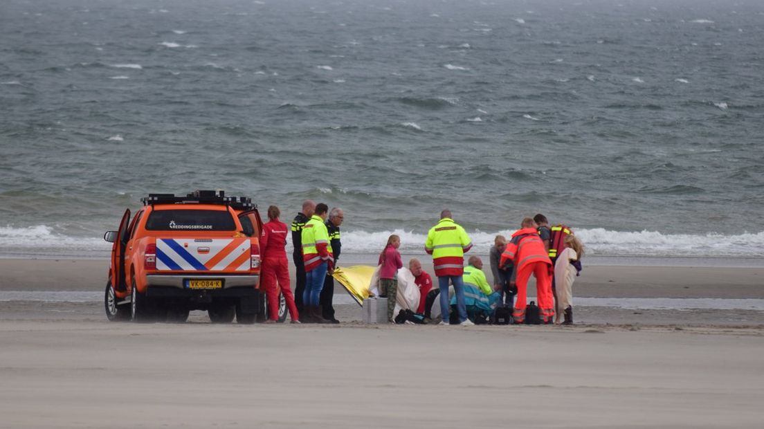 Meisje valt van paard op strand 's-Gravenzande