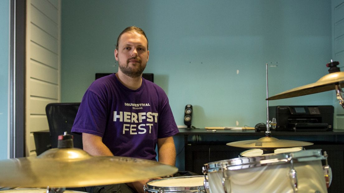 Dijkstra achter de drumkit in zijn drumschool in Meppel