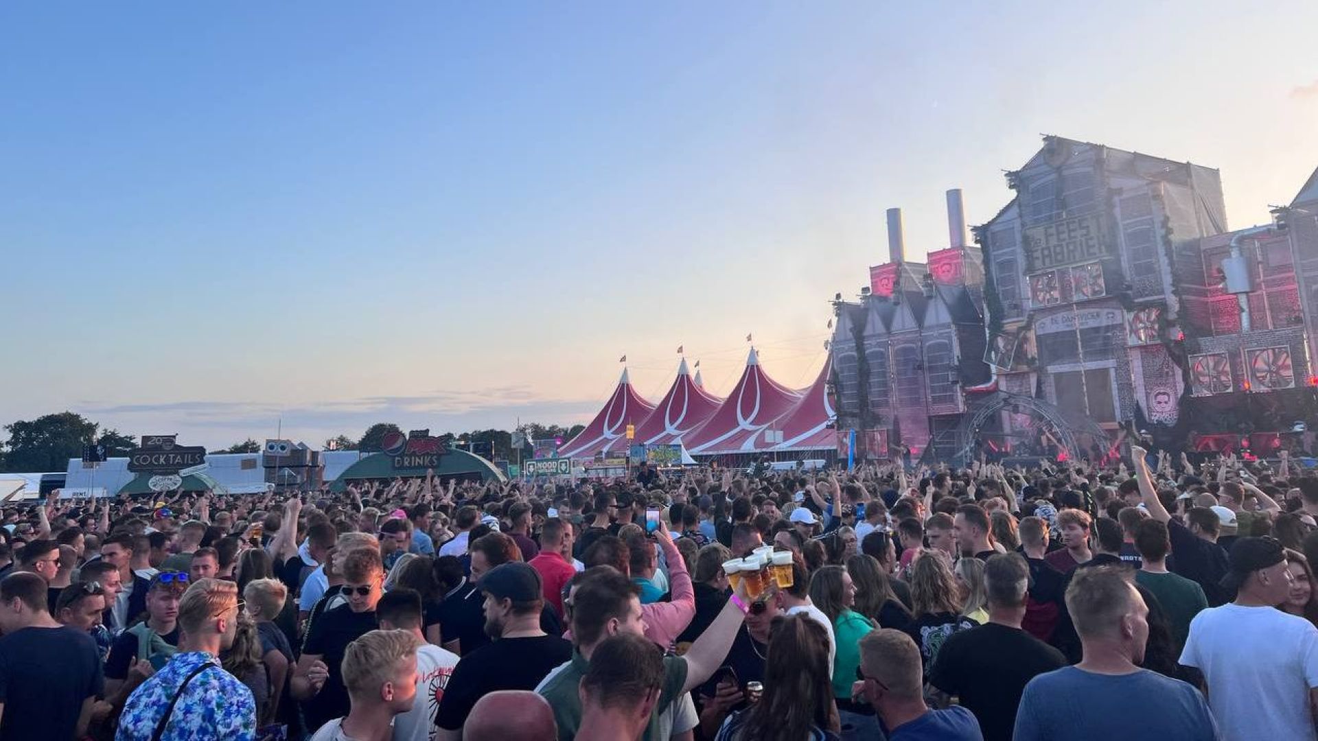 De megatent van de Zwarte Cross op de achtergrond waar de stunt plaatsvindt.