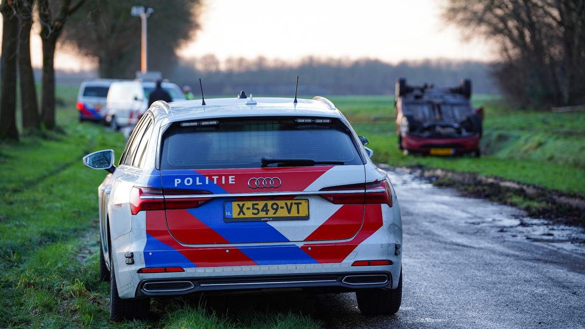 112-nieuws: Automobilist komt om het leven bij ongeluk in Musselkanaal • Meer ongelukken door gladde