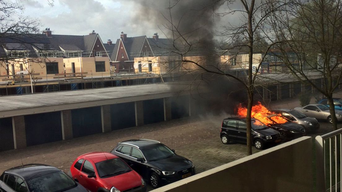 Op de Schönberglaan vloog om 17.20 uur een auto in brand.