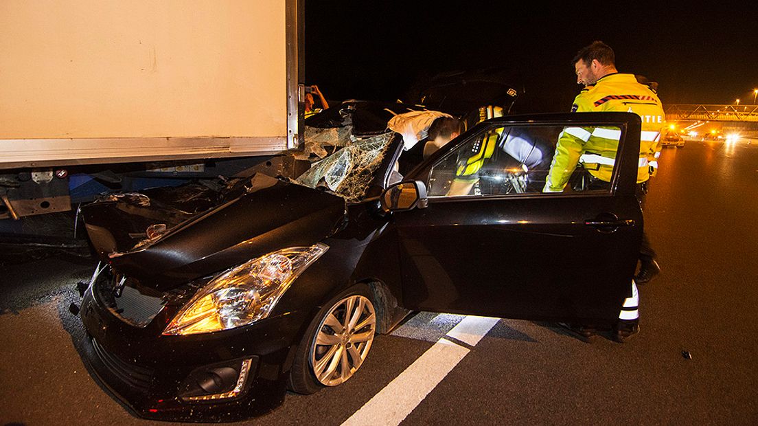 De auto van het duo raakte ernstig beschadigd.