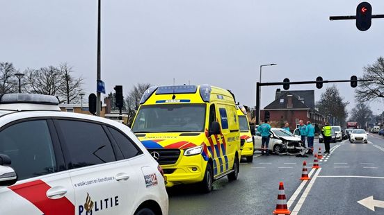Twee gewonden bij aanrijding op Enschedese kruising Nieuws