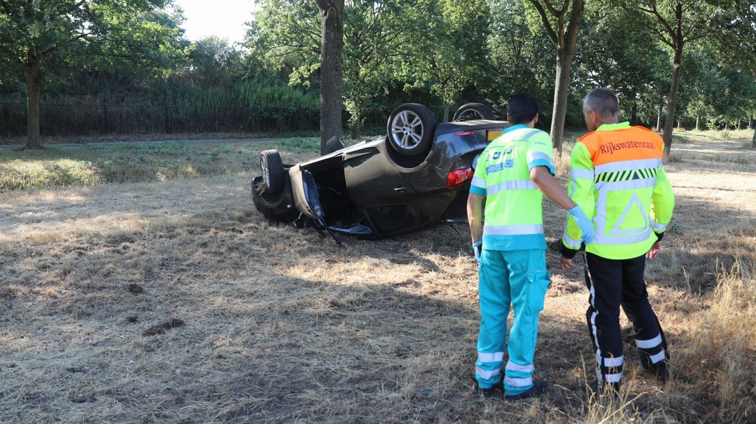 De auto kwam vlak voor een boom tot stilstand.