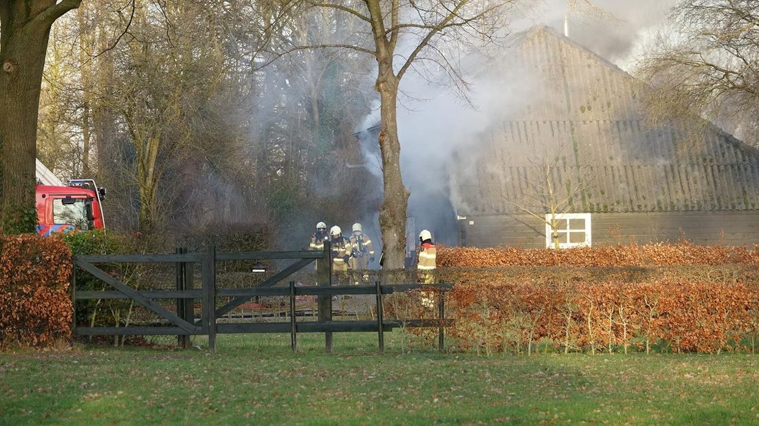 De schuur hoort bij een monumentale boerderij