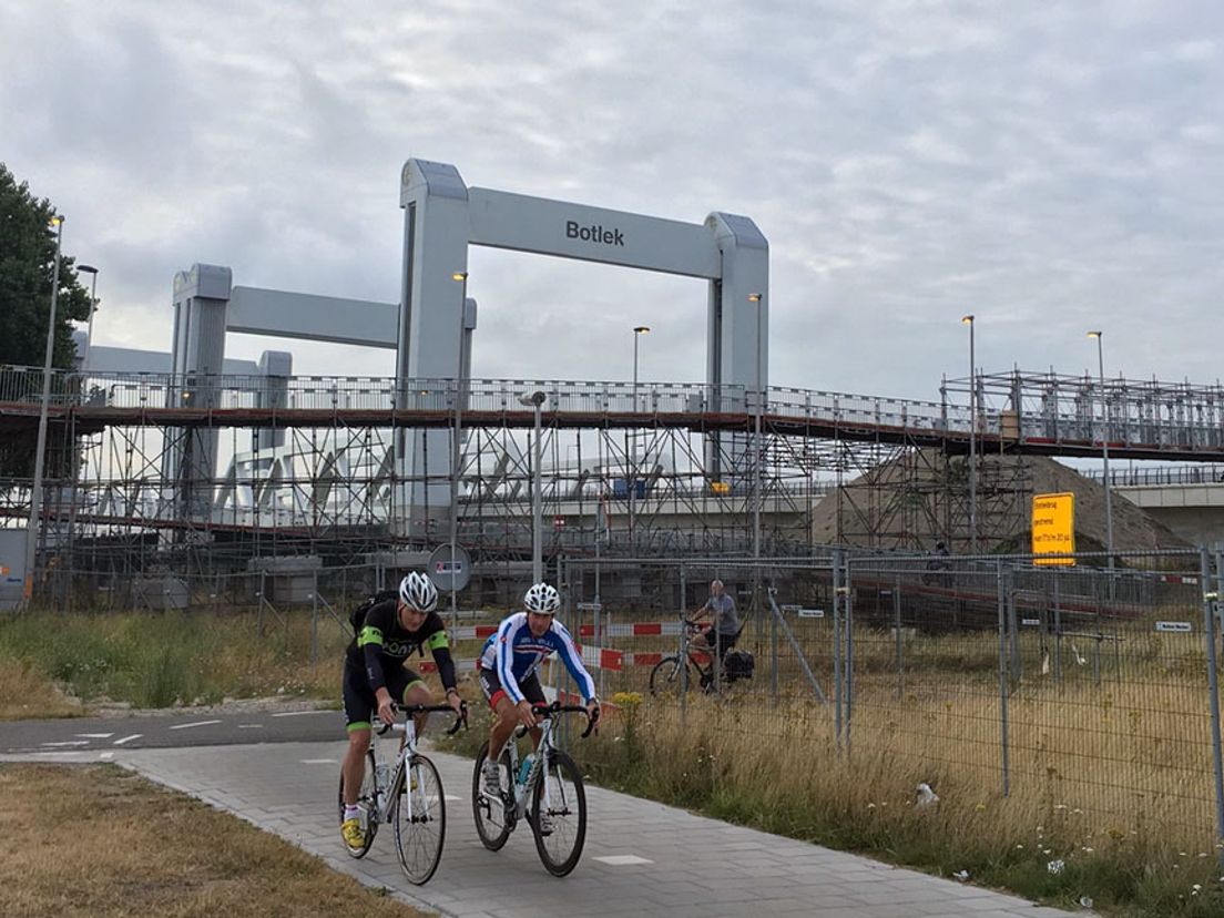 Tom Steens en Coert van Litsenburg bij de fietsersbrug