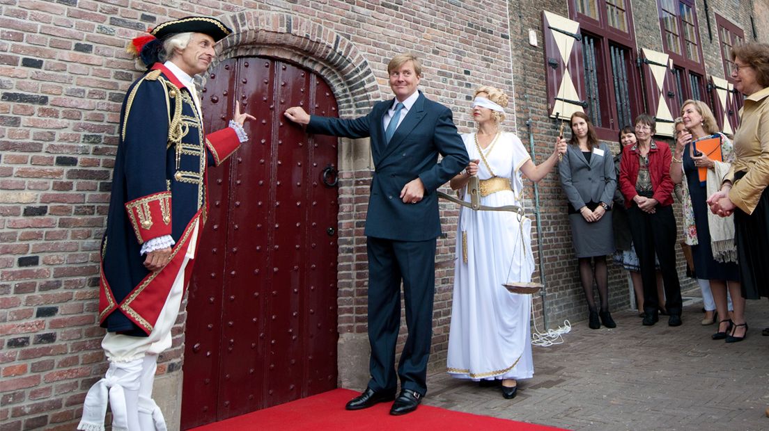 Kroonprins (nu koning) willem-alexander bij Gevangenpoort