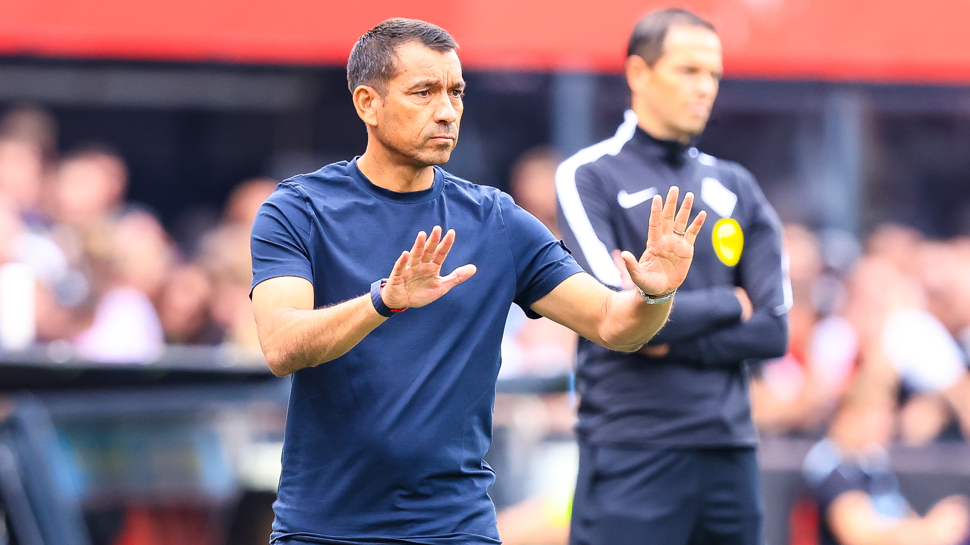 Van Bronckhorst is druk aan het coachen