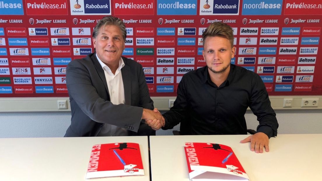 FC Emmen directeur Ben Haverkort en Wouter Marinus schudden elkaar de hand (Rechten: FC Emmen)