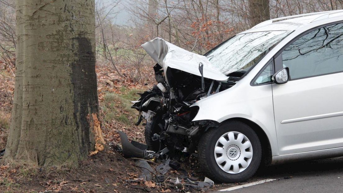 Automobilist gewond in Lettele bij botsing tegen boom