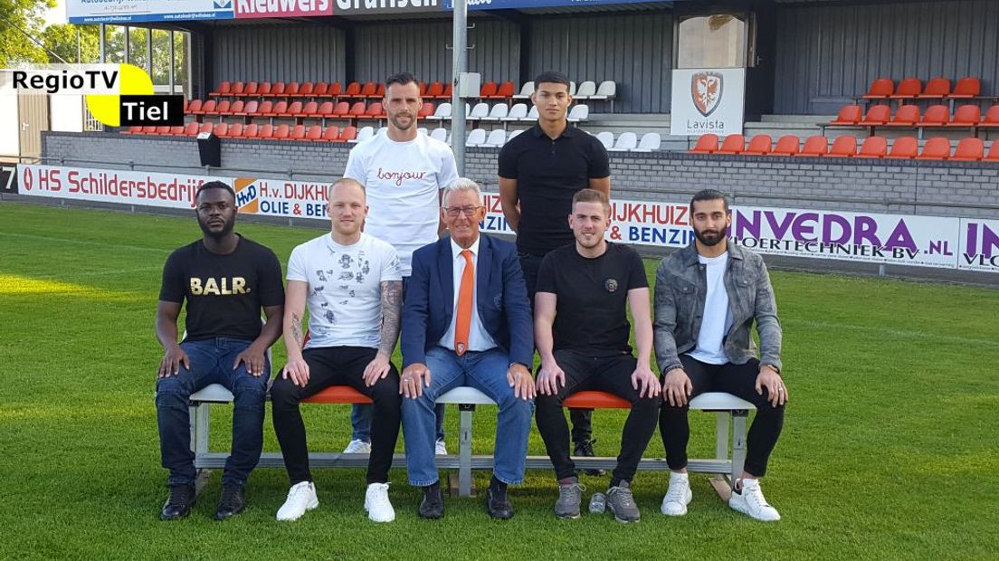 De Tielse Eendrachts Combinatie presenteerde woensdagavond zeven nieuwe spelers. TEC wil in het nieuwe seizoen, de club promoveert vrijwel zeker naar de Tweede Divisie, een rol van betekenis gaan spelen en heeft met name geïnvesteerd in technische, fysiek sterke spelers.