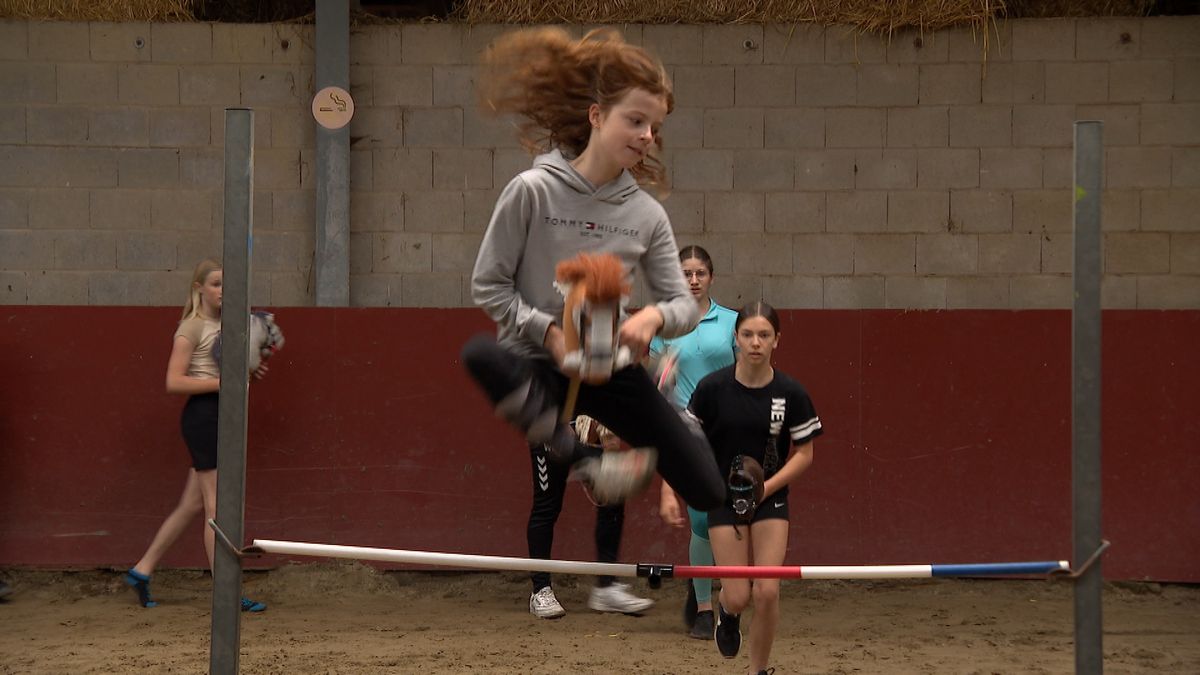 Een meter hoog springen op een stokpaard: hobbyhorsers strijden om de cup in Koudekerke