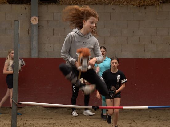 Een meter hoog springen op een stokpaard: hobbyhorsers strijden om de cup in Koudekerke