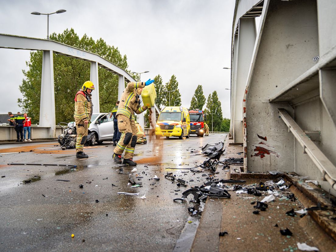 Op de foto is te zien waar de auto tegen de brug is aangebotst.
