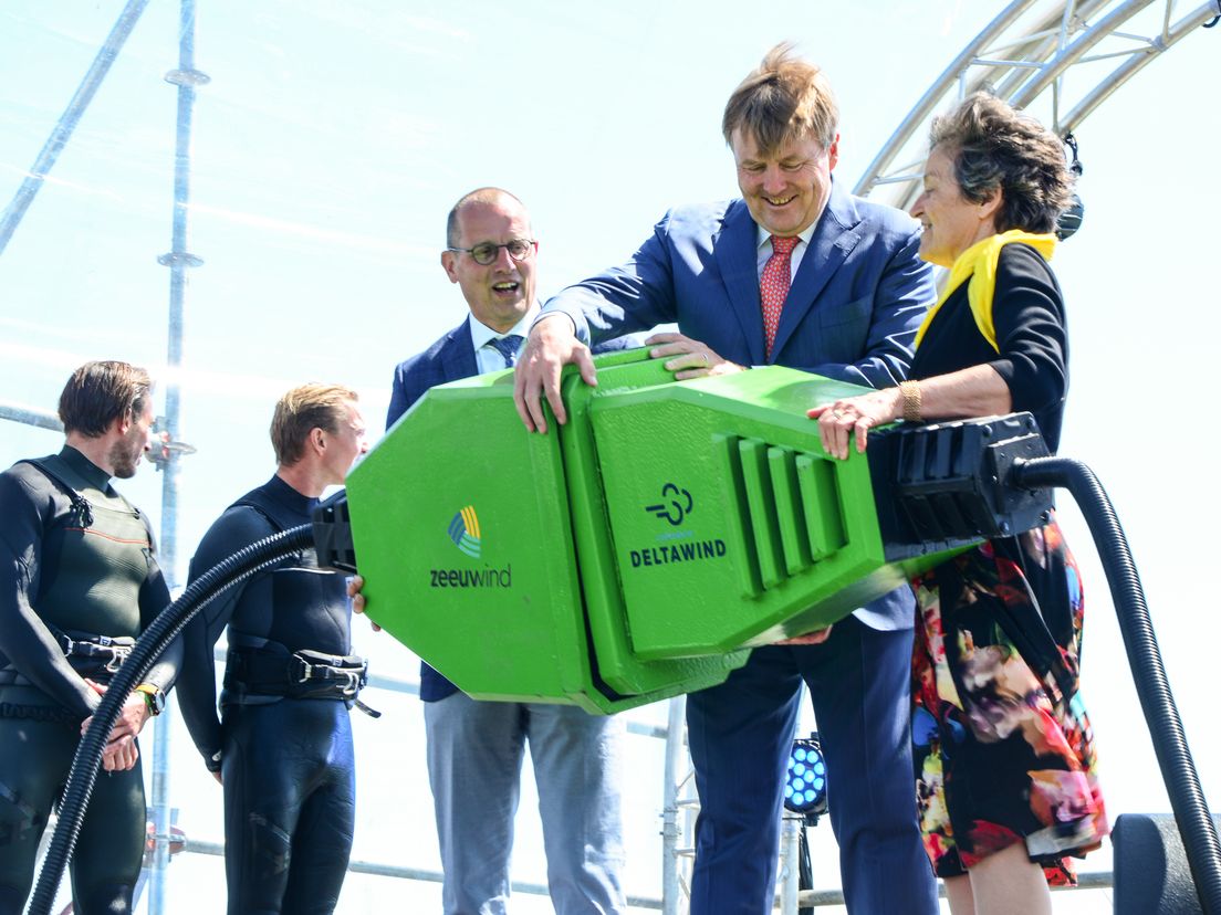 Koning Willem-Alexander plugt de stekker in en opent het park