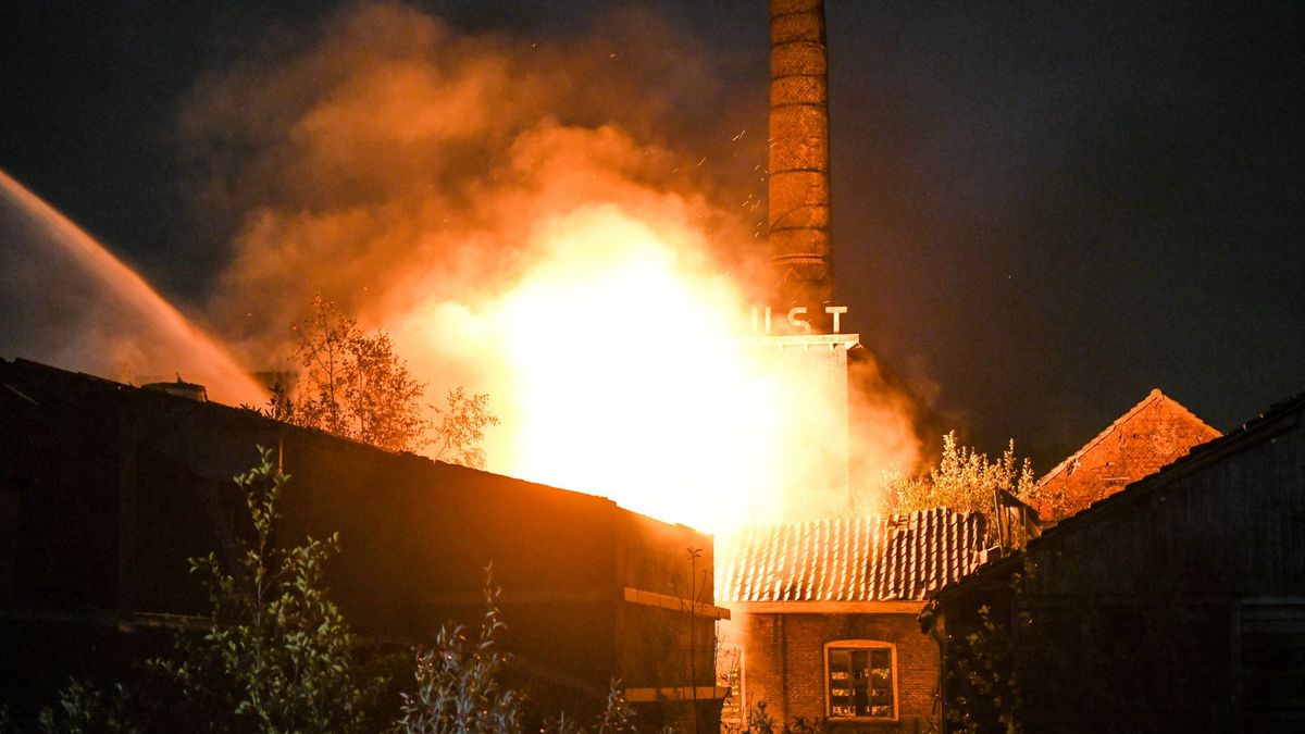 Brand in oude fabriek Hazerswoude-Rijndijk pas na uren onder controle