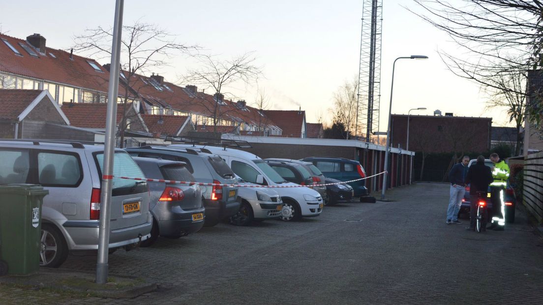 De politie heeft een deel van de het Oudelandhof in 's-Gravenzande afgezet. 