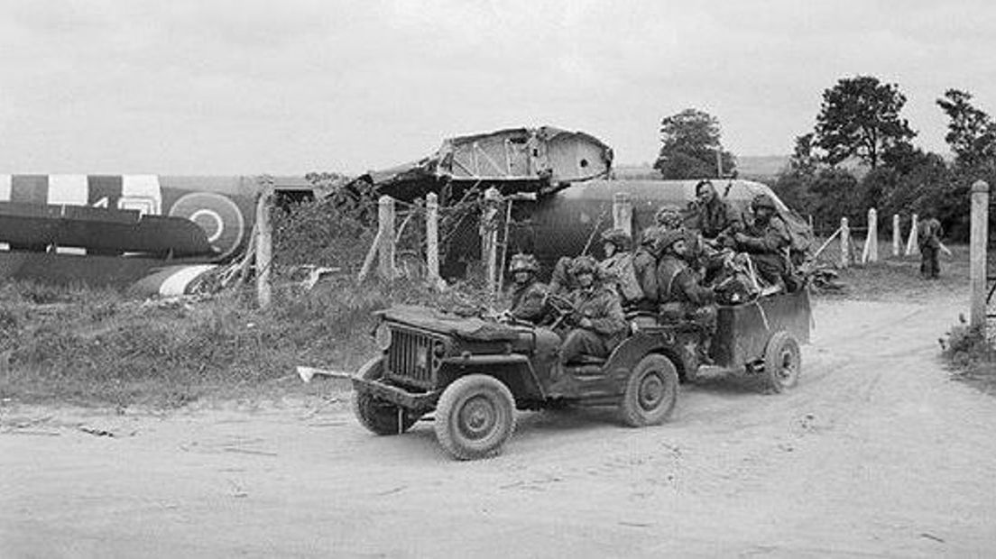 Een jeep met aanhanger zoals tijdens operatie Market Garden door piloten van het Glider Pilot Regiment werden vervoerd.