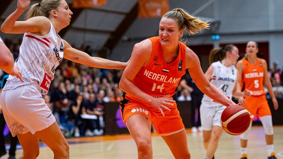 Emese Hof in actie voor Nederland tegen Oostenrijk