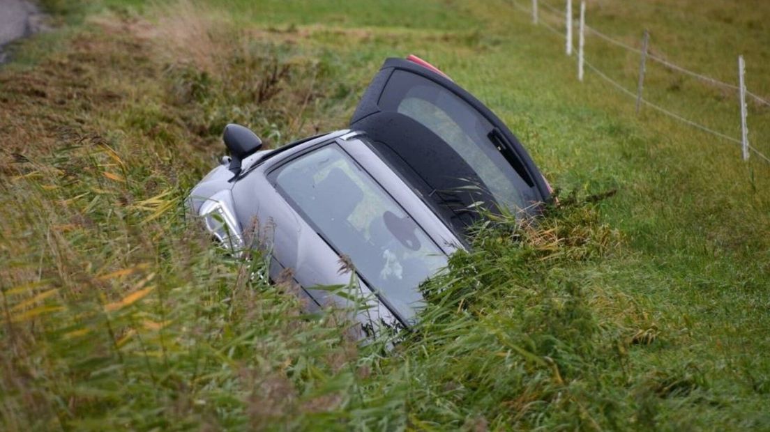 Auto in de sloot in de polder bij Borssele