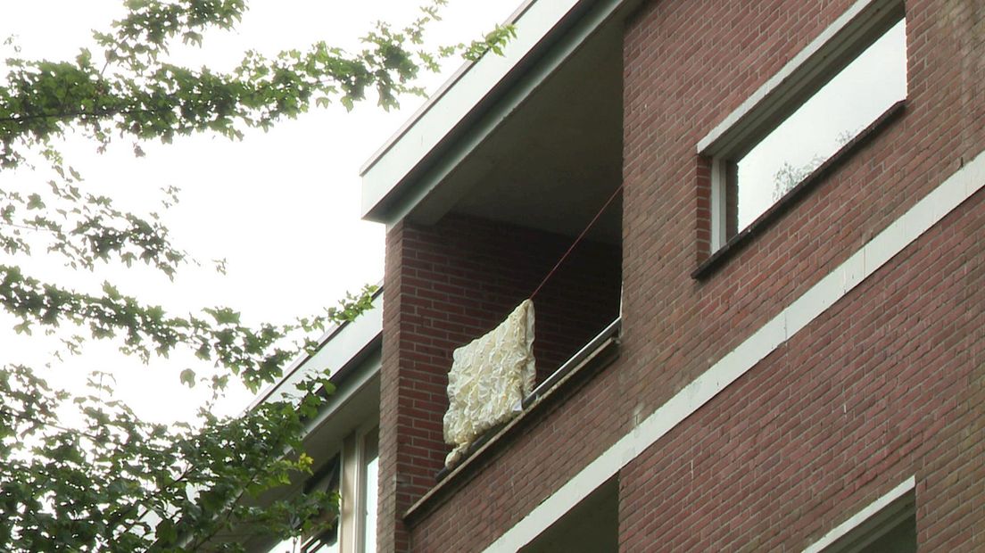 Man valt van vierde etage van flat aan de Gerard Doustraat in Almelo