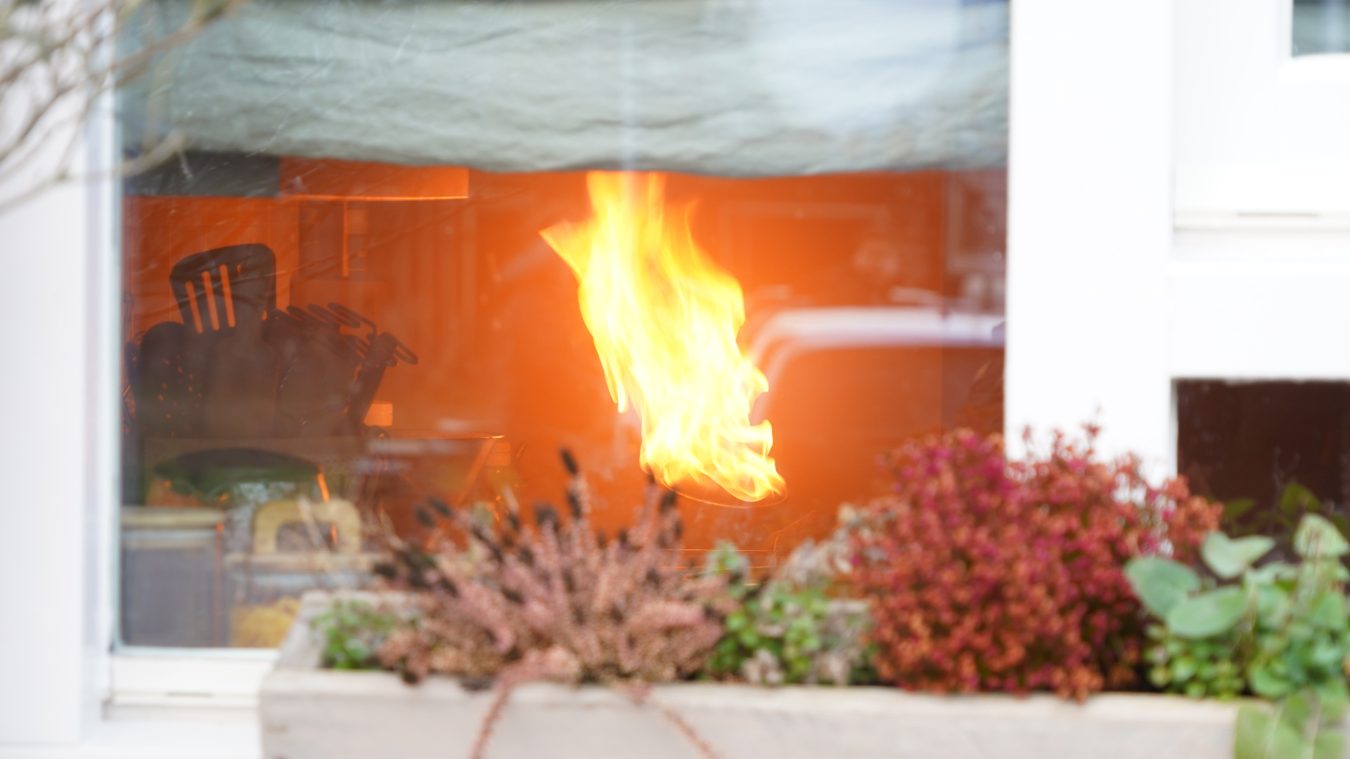 Een oplettende voorbijganger spotte de brand in de keuken.