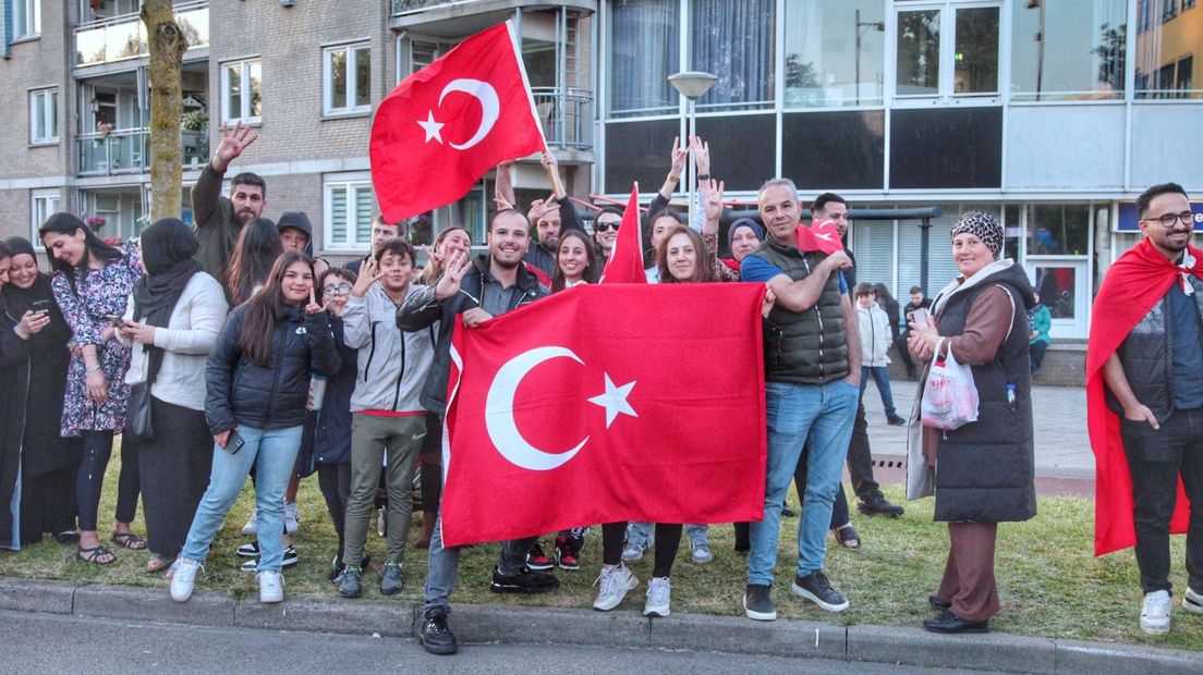 Aanhangers Erdogan vieren in de winst in Amersfoort.