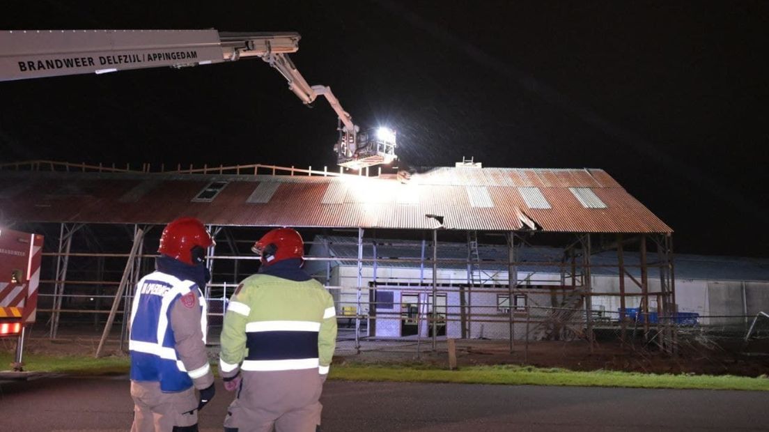 De brandweer heeft een hoogwerker ingezet om dakdelen te verwijderen