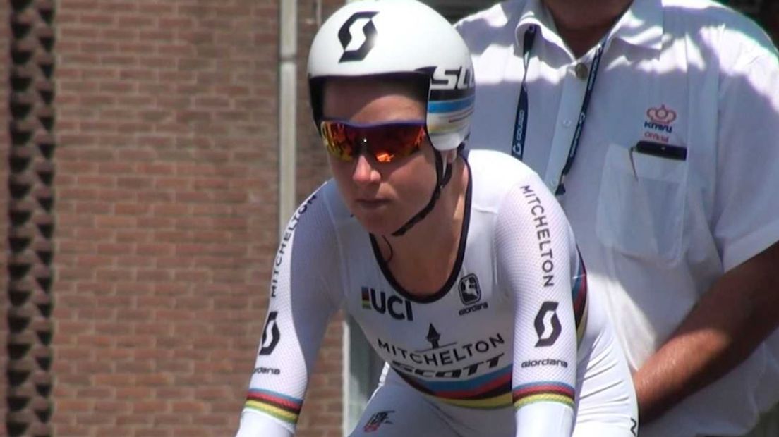 Wielrenster Annemiek van Vleuten uit Wageningen heeft haar nationale titel bij het tijdrijden niet kunnen prolongeren. In Bergen op Zoom moest de 35-jarige wereldkampioene op deze discipline haar meerdere erkennen in onder anderen Ellen van Dijk. Ze werd vierde.