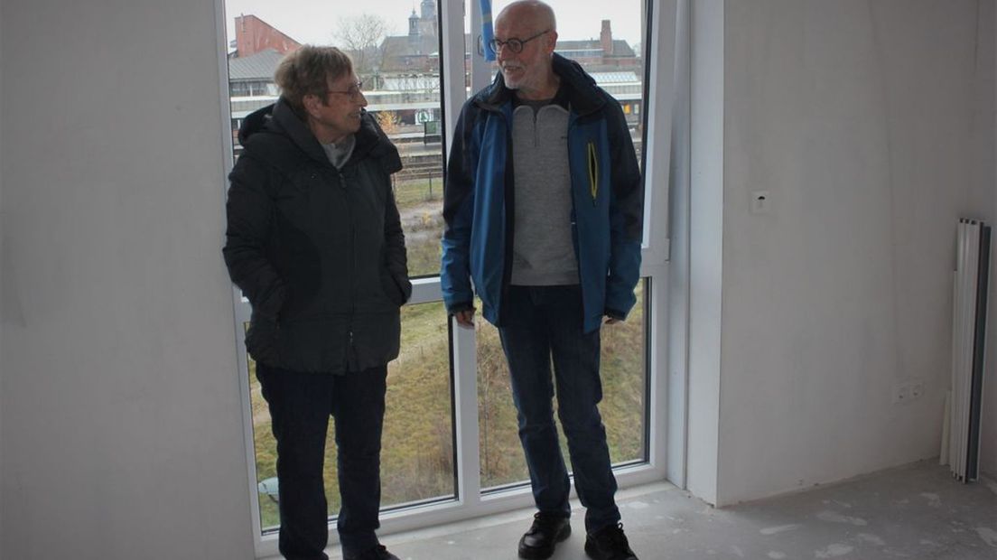 Anna Werners en Koos van Benten in hun nieuwe appartement in De Hof van Zutphen.