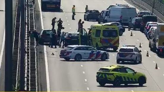 Drie rijstroken A28 dicht bij Zwolle-Zuid door aanrijding met meerdere voertuigen. Drie rijstroken A28 dicht bij Zwolle-Zuid door aanrijding met meerdere voertuigen.
