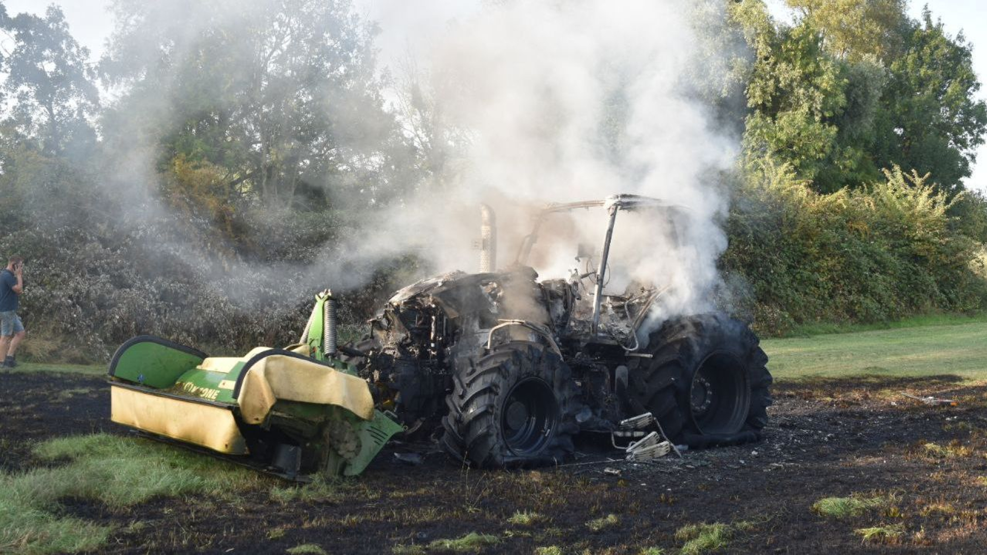 Trekker gaat in vlammen op • aanrijding gestolen scooter.