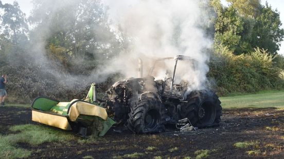Trekker gaat in vlammen op • aanrijding gestolen scooter. Trekker gaat in vlammen op • aanrijding gestolen scooter.