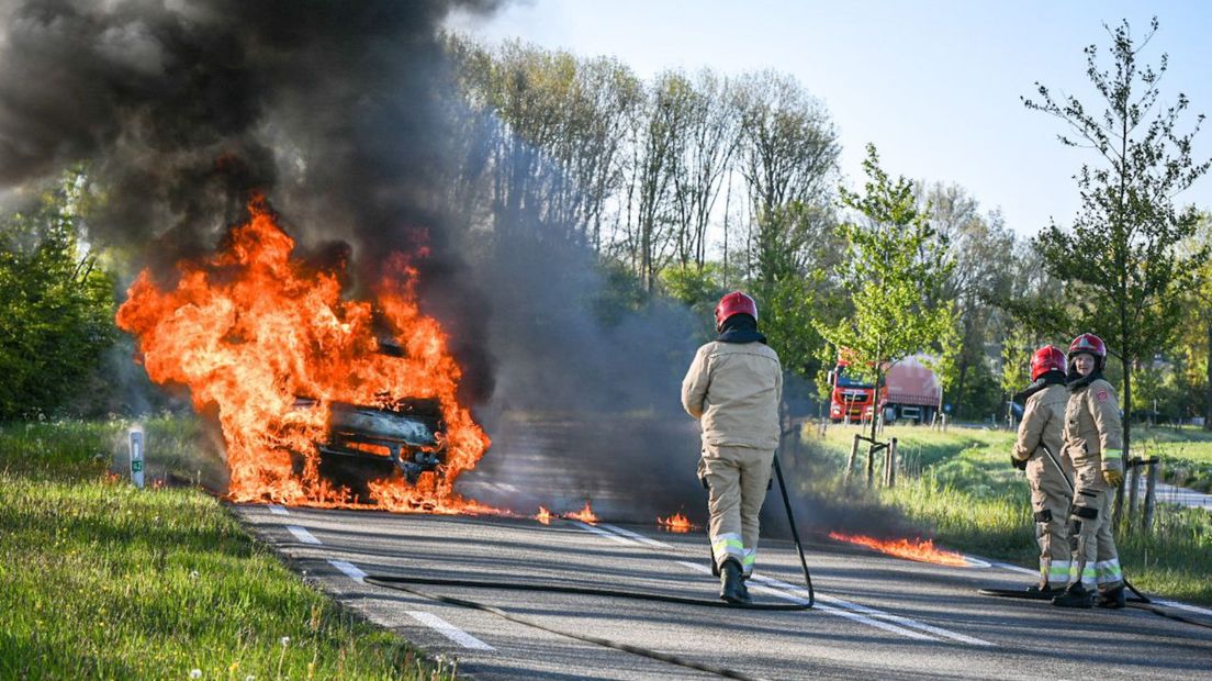 De brandweer bezig met blussen