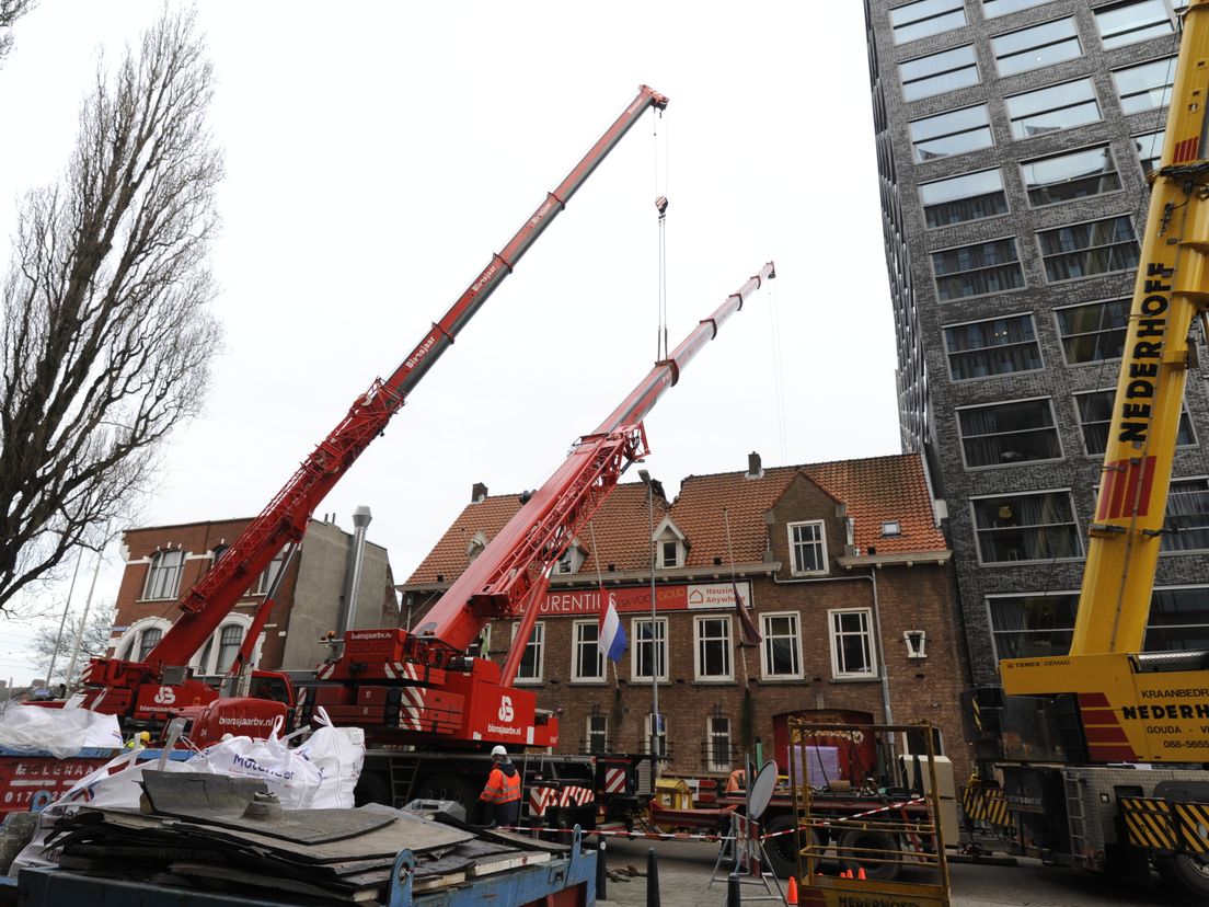 De hijskraan werd door twee andere kranen uit de nok gehesen