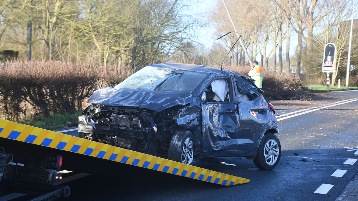 Ravage na autocrash op N59 bij Zierikzee