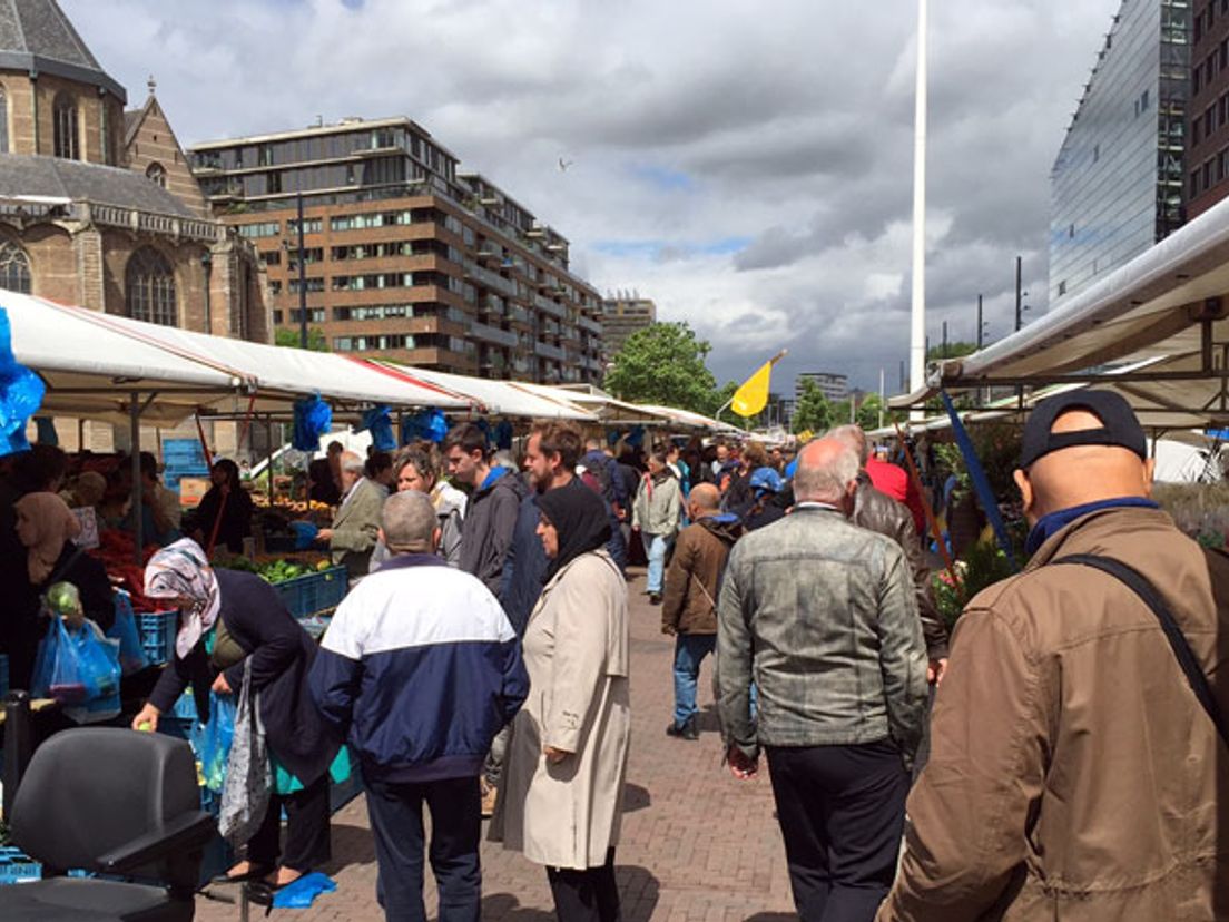 Agenten vatten zakkenrollers in de kraag op drukke markt