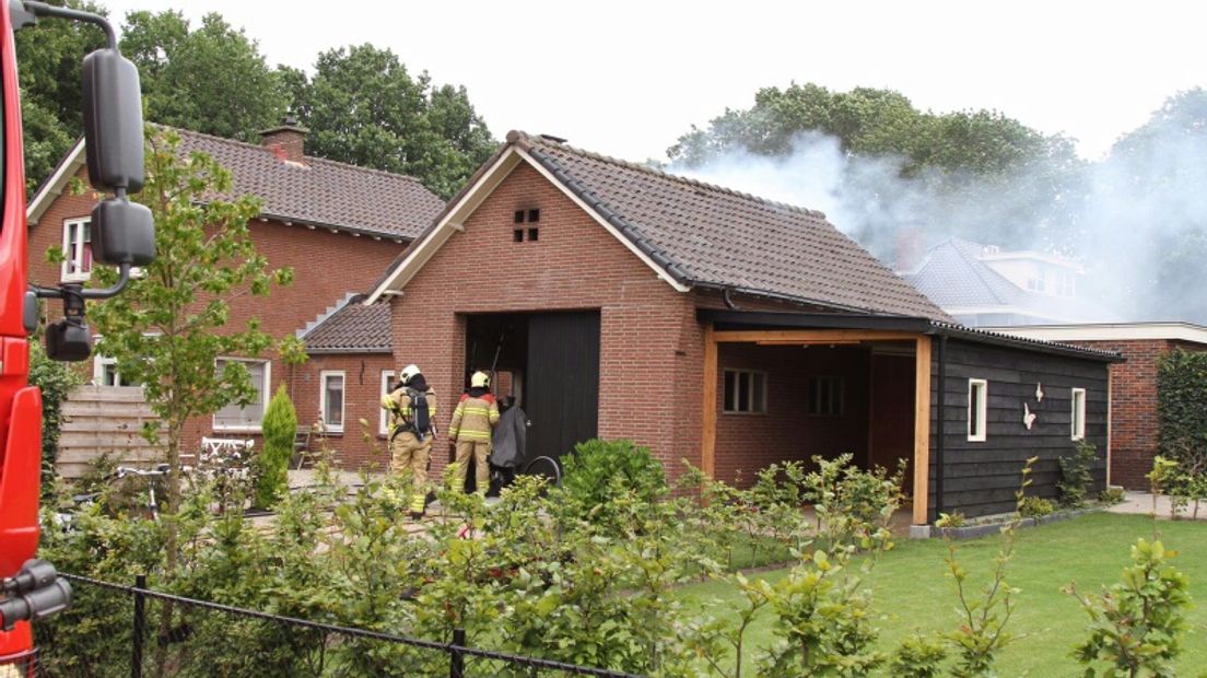 Op de Wormshoefweg in Lunteren is zondagmiddag brand ontstaan in een garage. In het pand zaten 20 kuikens, die zijn gered door de brandweer en ongedeerd gebleven.