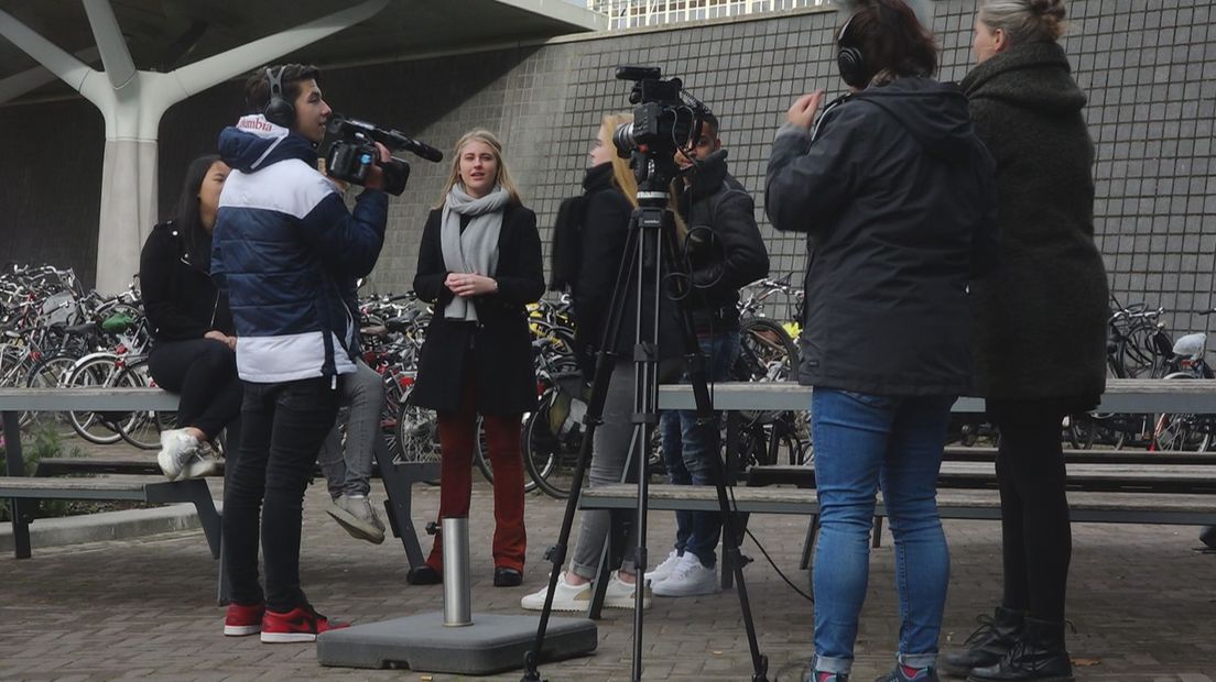 Jonge acteurs nemen filmpjes op met levensechte dillema's: wel of niet een naaktfoto delen?