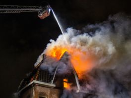 VIDEO: Man overleden bij uitslaande woningbrand in Rotterdam-Hillegersberg, vijf woningen ontruimd