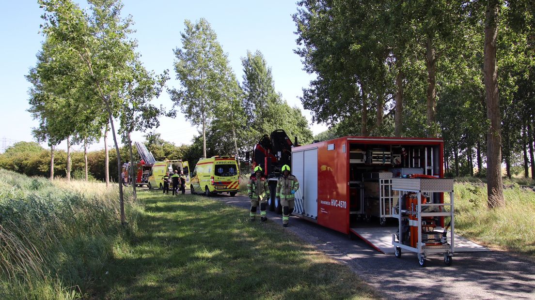 Hulpdiensten bij eenzijdig ongeluk op de Lange Noordweg bij 's-Heerenhoek