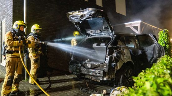 Krantenbezorger ontdekt autobrand • ongeval bezorgscooter en auto