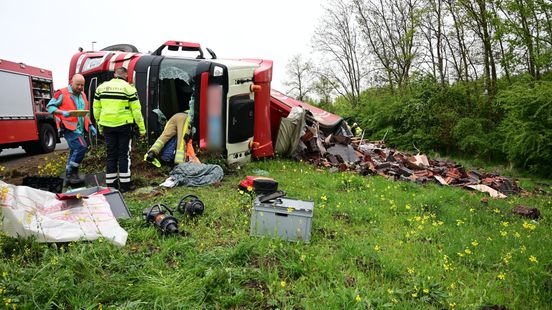 Vrachtwagen met dakpannen gekanteld, A73 tot vannacht dicht. Vrachtwagen met dakpannen gekanteld, A73 tot vannacht dicht.