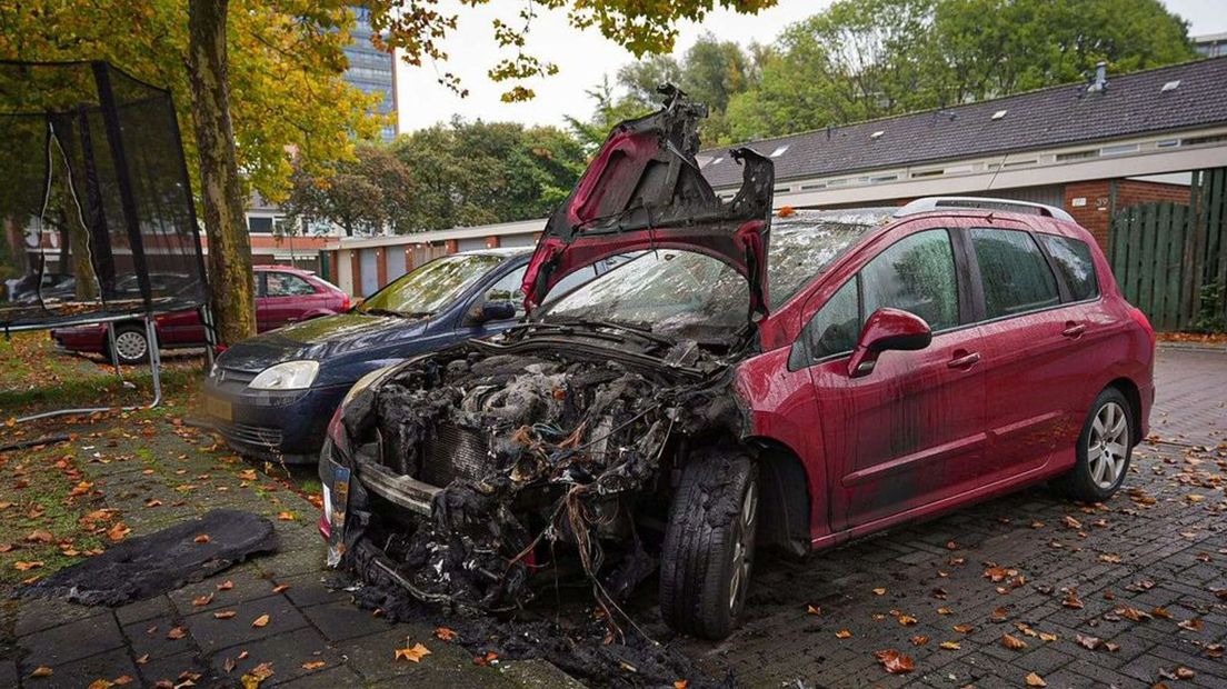 Deze rode auto brandde eerder uit op de Keurvorstlaan in Arnhem.
