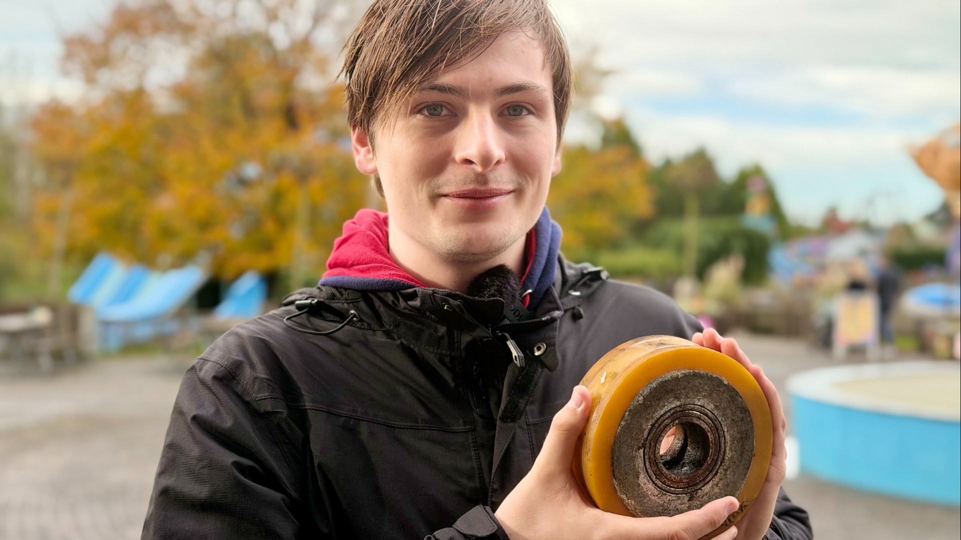 Sebastian uit Duitsland koopt achtbaanwiel in Haags pretpark