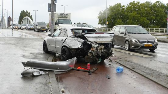 Boksbeugel in beslag genomen na botsing autos. Boksbeugel in beslag genomen na botsing autos.