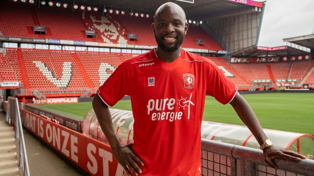 Jody Lukoki, lachend op de foto bij zijn presentatie bij FC Twente.