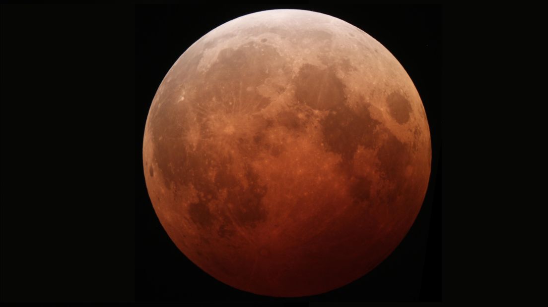 Mis 'm niet! De maansverduistering vannacht (de nacht op zondag op maandag) is het opstaan waard, want de volgende volledige zichtbare maaneclips vindt pas weer in 2029 plaats.